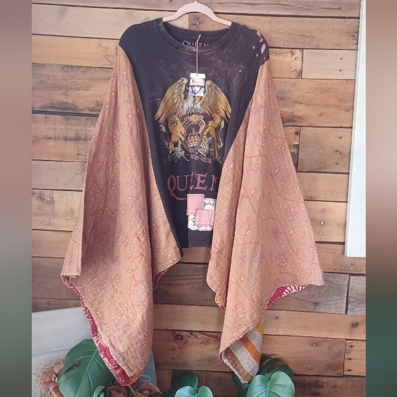 Upcycled Queen Graphic Poncho Top - Picture 4 of 10